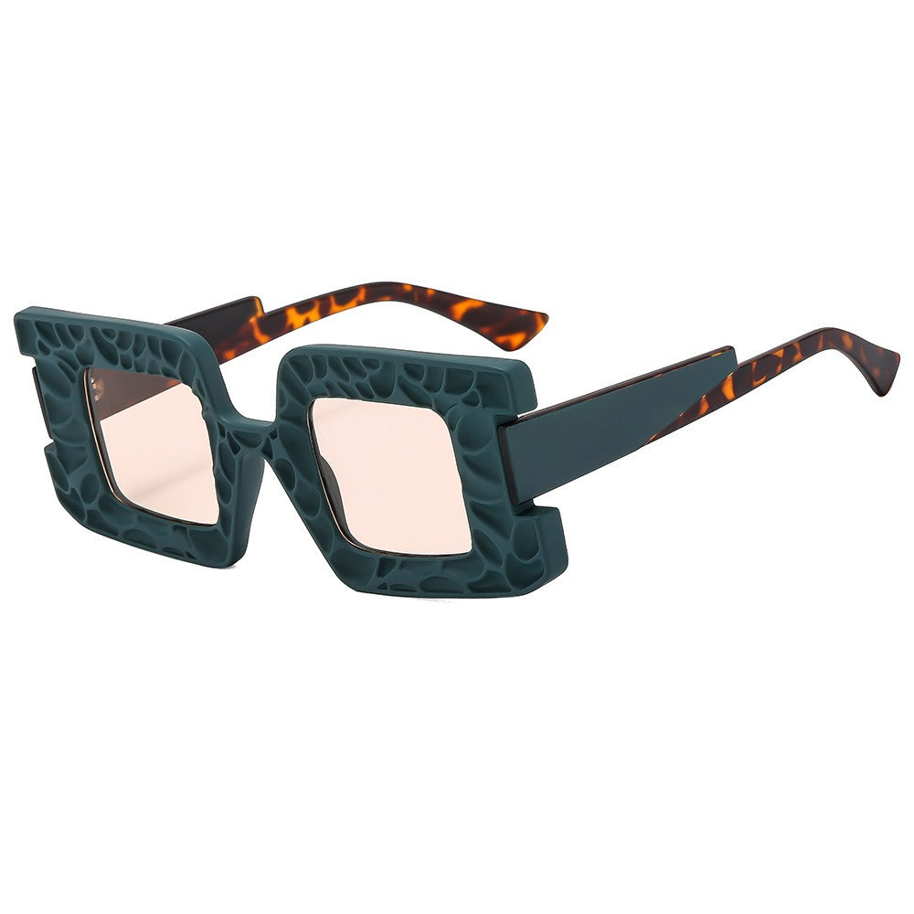 Sunglasses with personalized style, large frame sunglasses, fashionable and trendy glasses, paired with sunglasses